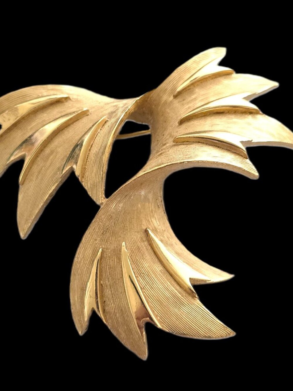 Vintage Signed Crown Trifari Gold Tone BROOCH PIN ABSTRACT TEXTURED